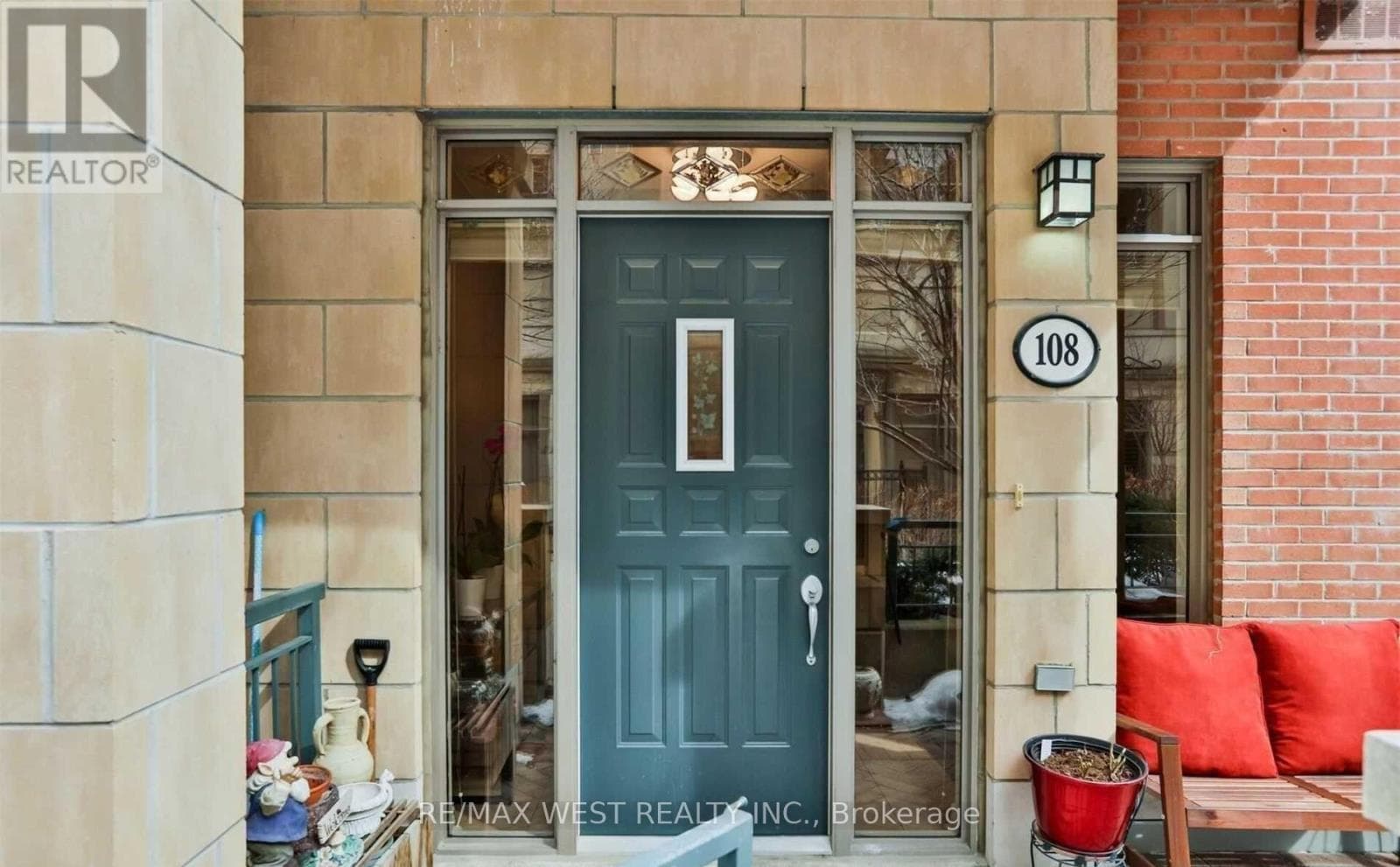 GV-108 - 330 PRINCESS ROYAL DRIVE, Toronto — photo 2