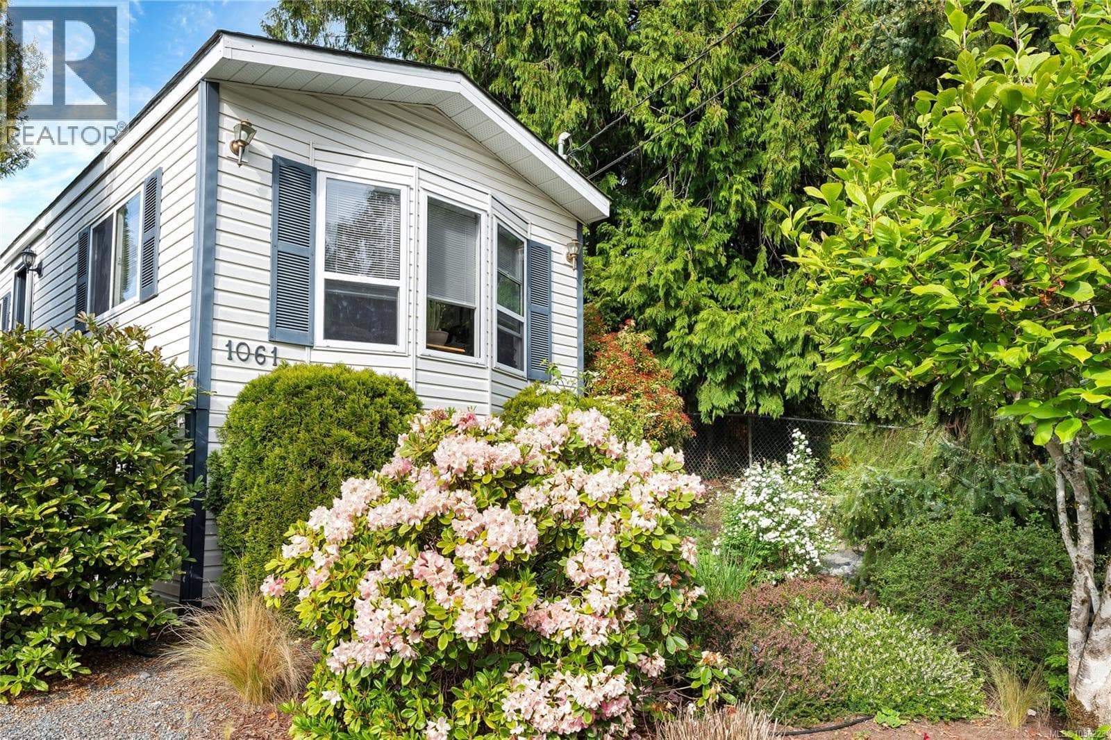 1061 Waterman Rd, Victoria — photo 2