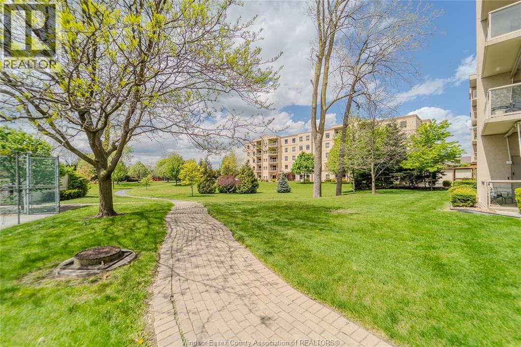 315 Village Grove DRIVE Unit# 301, Windsor — photo 3
