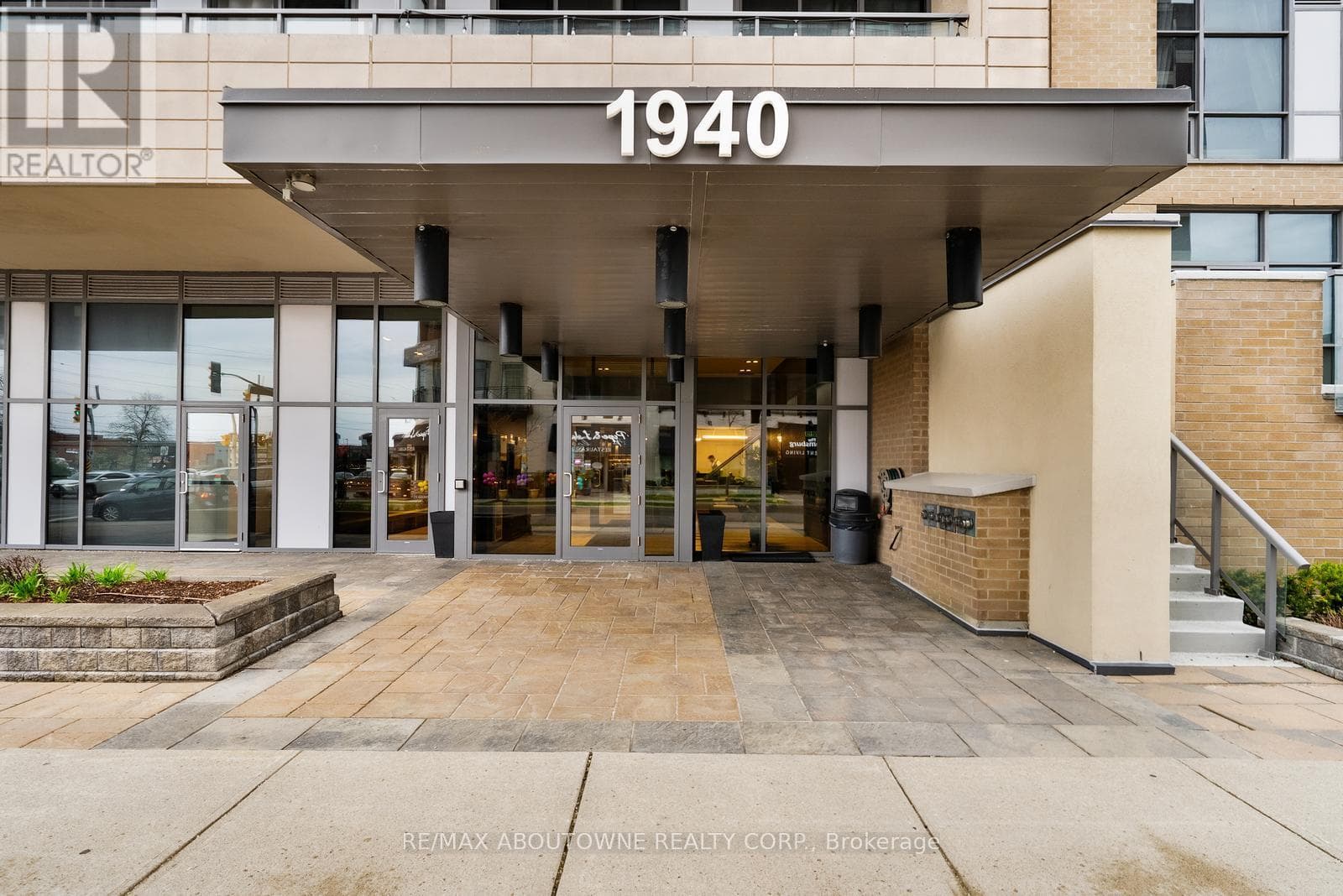 1940 IRONSTONE Drive Unit# 808, Toronto — photo 2