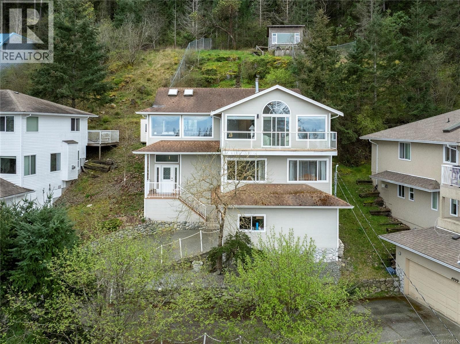 4895 LAGUNA WAY, Vancouver Island — photo 2
