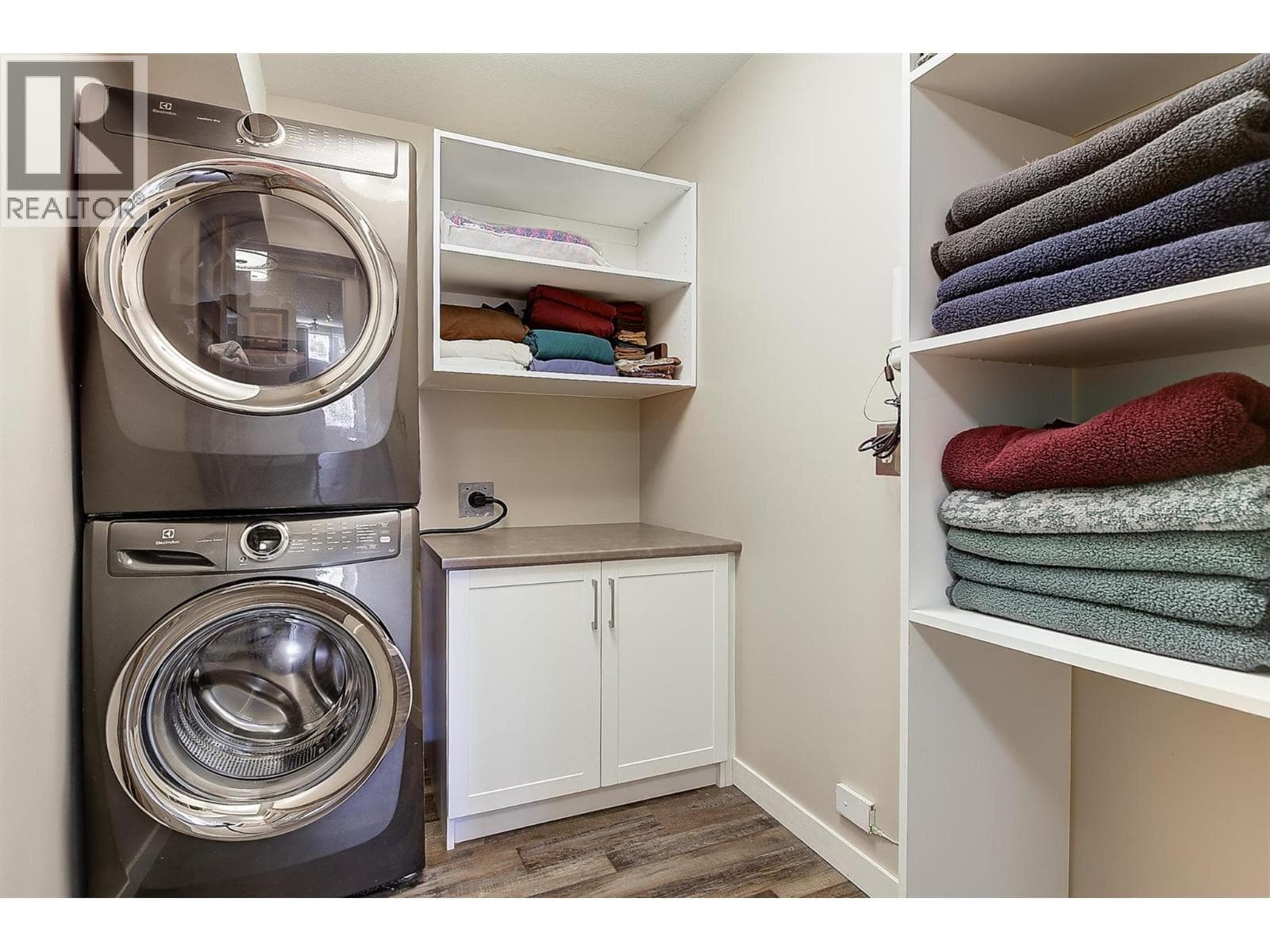 3842 Gordon Drive Unit# 216, Interior REALTORS® — photo 2