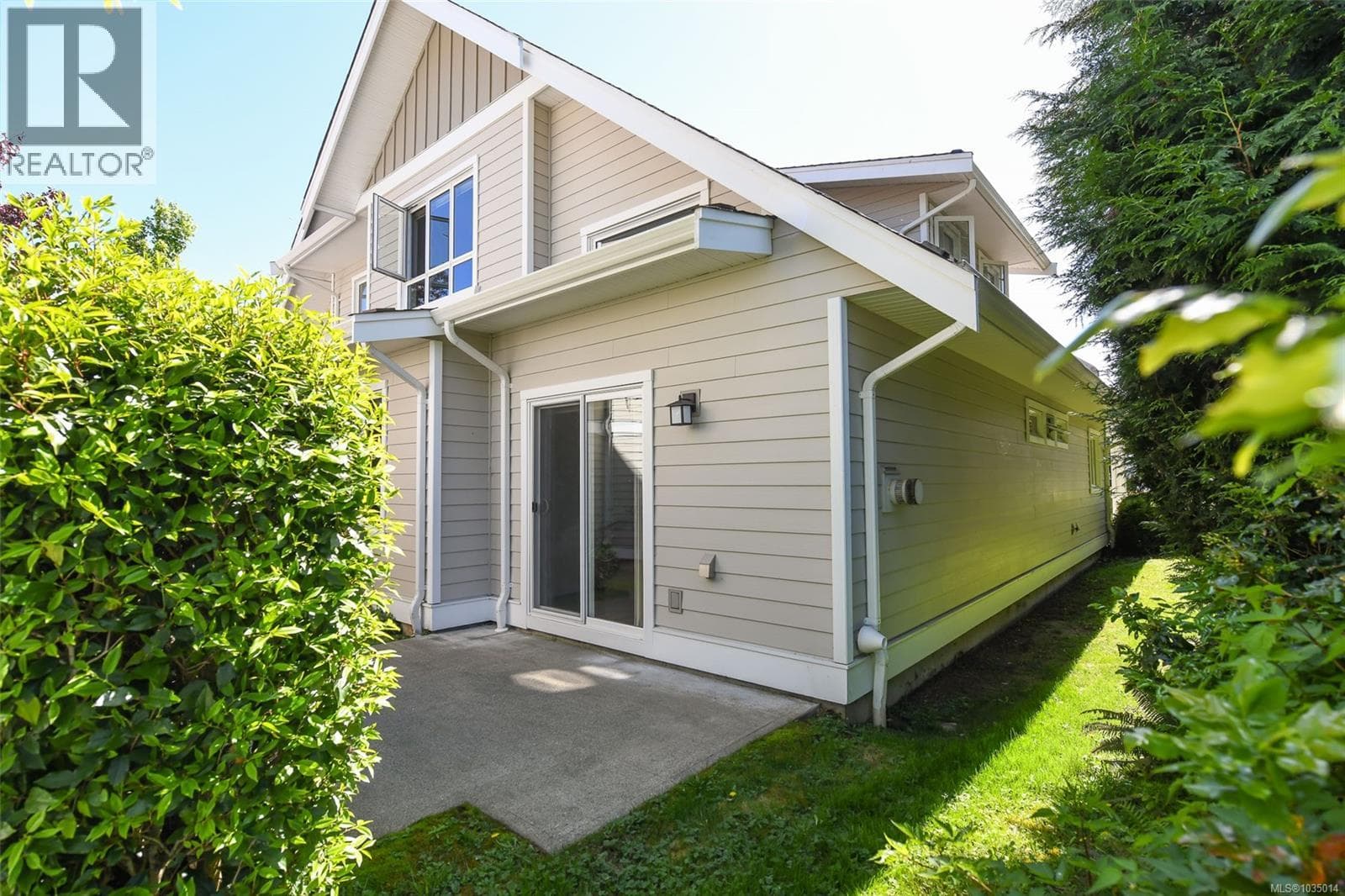 1 700 Lancaster Way, Vancouver Island — photo 2