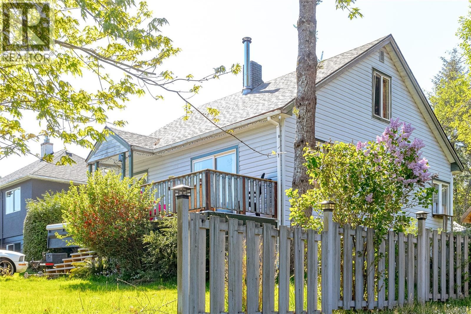 44 Arbutus St W, Vancouver Island — photo 2