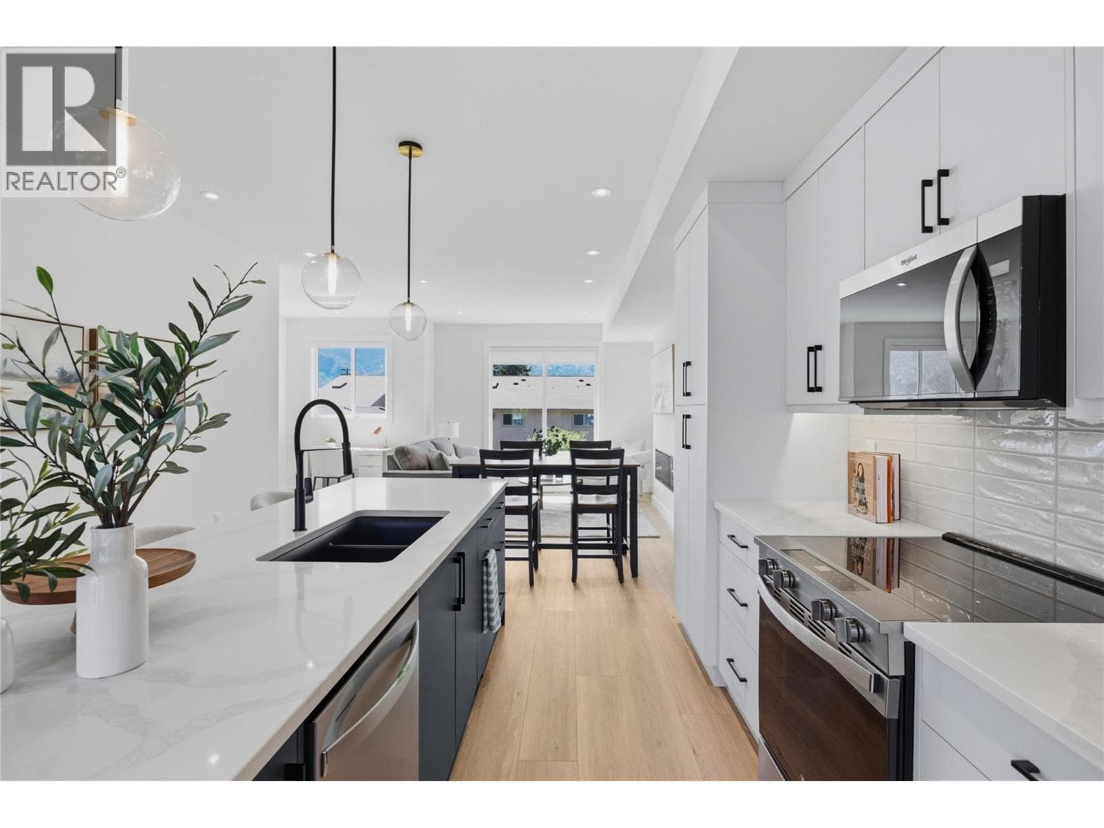 143 Green Avenue Unit# 101, Interior REALTORS® — photo 3