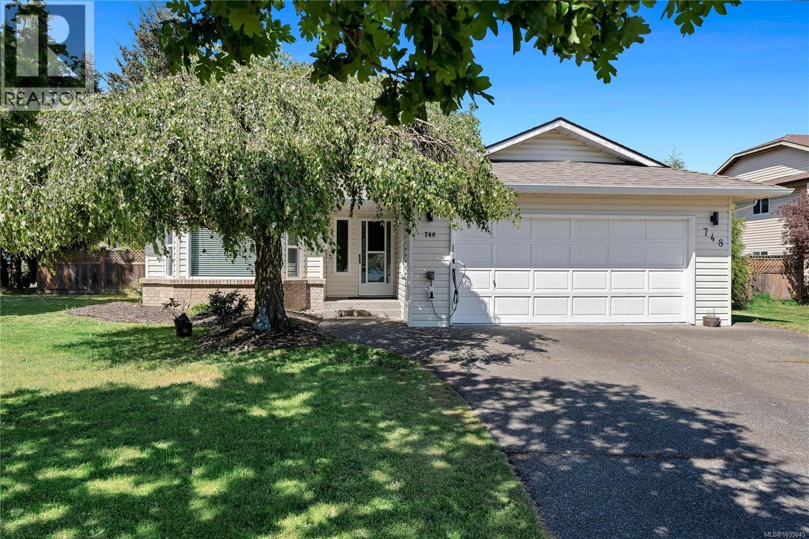 748 Macan Pl, Victoria — photo 2