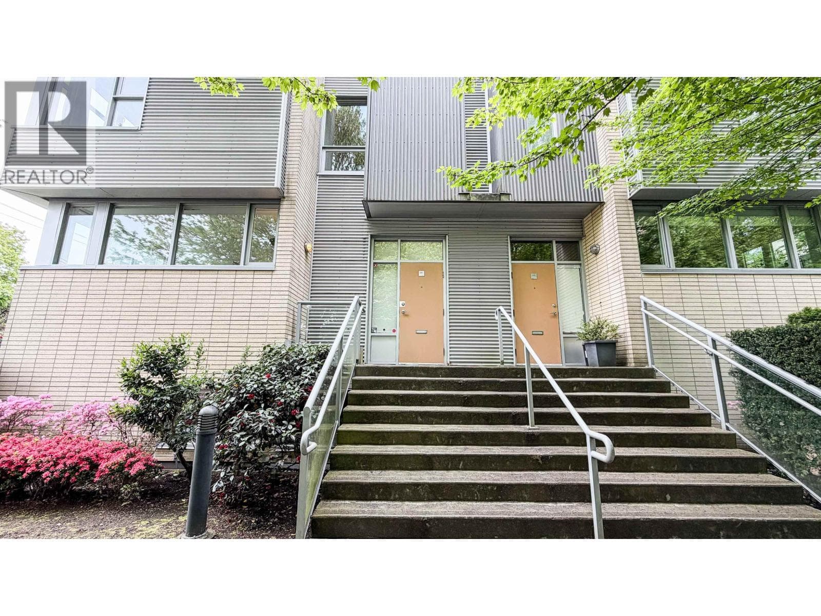 390 E 11TH AVENUE, Greater Vancouver — photo 2