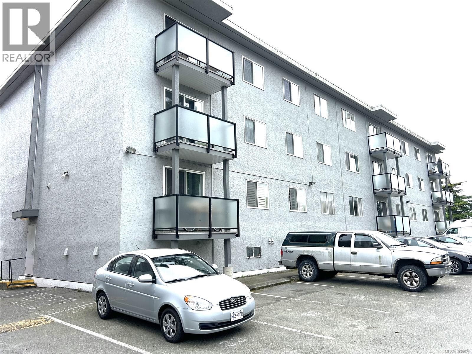 304 904 HILLSIDE AVENUE in Hillside/Quadra