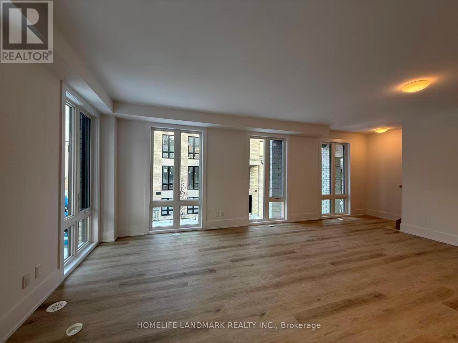 11 KERNS LANE, Toronto — photo 3