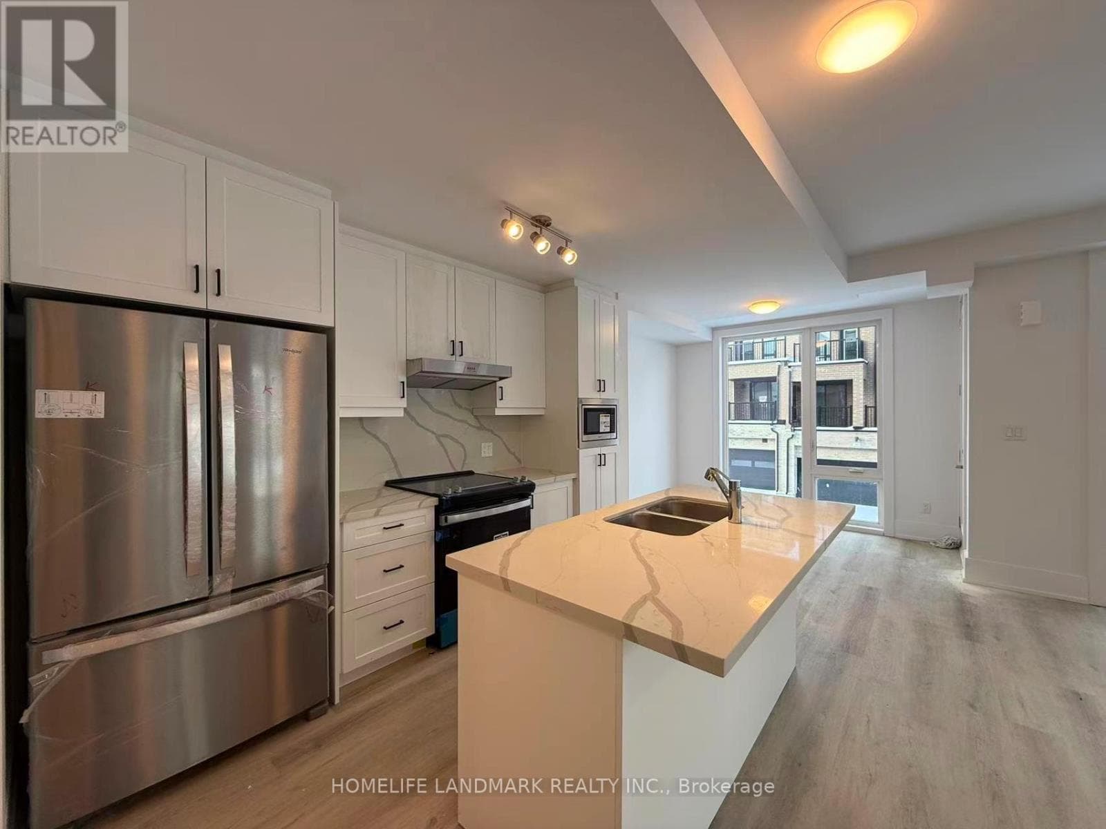 11 KERNS LANE, Toronto — photo 4