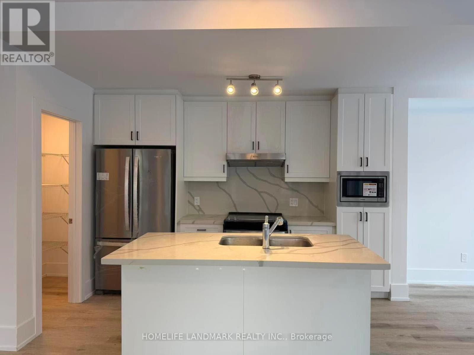 11 KERNS LANE, Toronto — photo 5