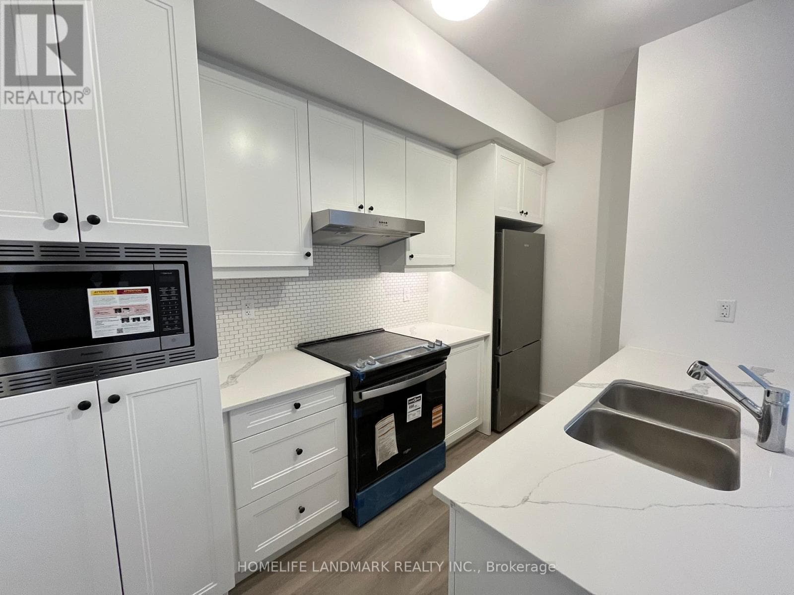 219 - 3 BANCROFT LANE, Toronto — photo 2