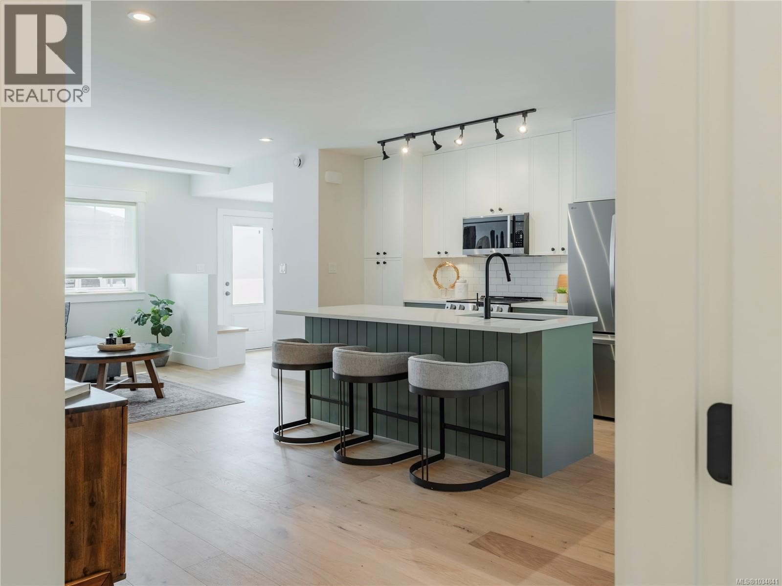 4 1830 Allenby St, Victoria — photo 2