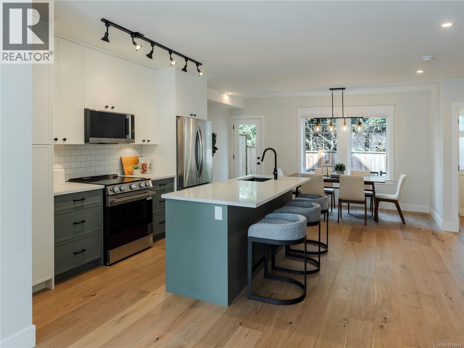 4 1830 Allenby St, Victoria — photo 3