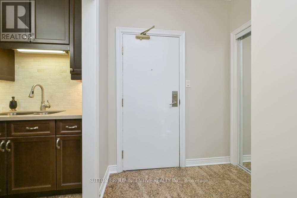 502 - 4 BRIAR HILL HEIGHTS, Toronto — photo 5