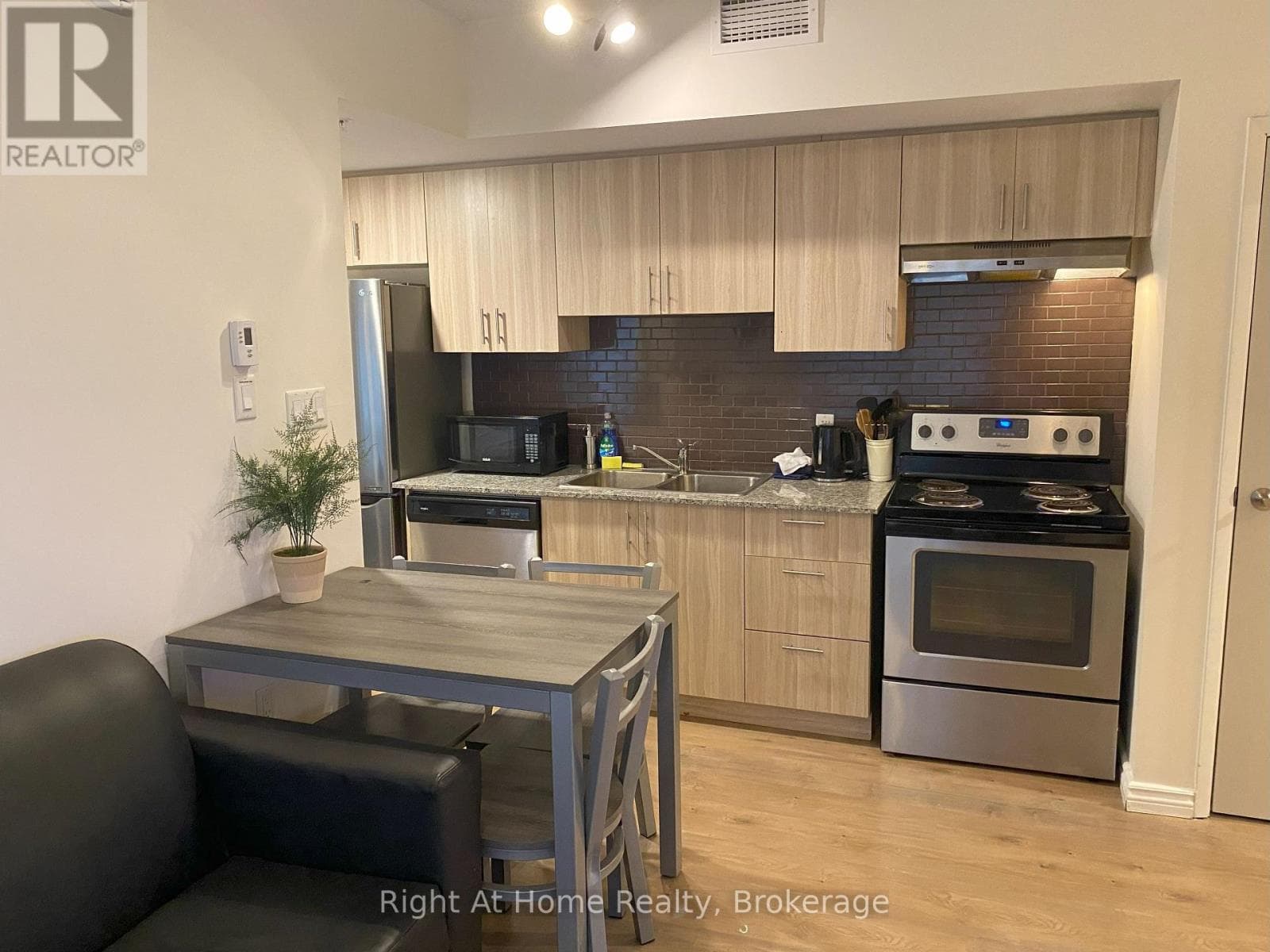 G204 - 275 LARCH STREET, Oakville-Milton — photo 4