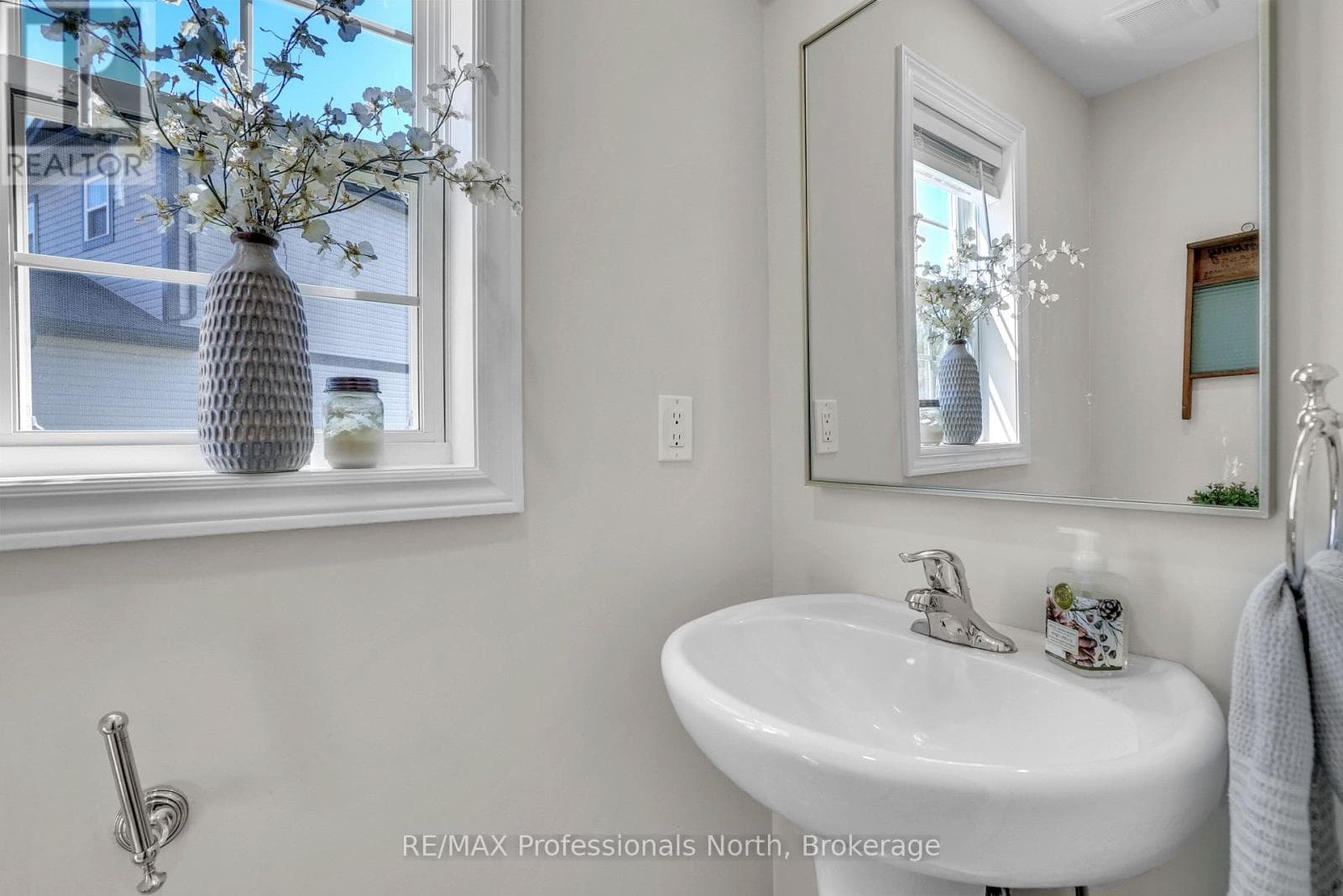 33 WHITEHORN PARK ROAD W, OnePoint — photo 4