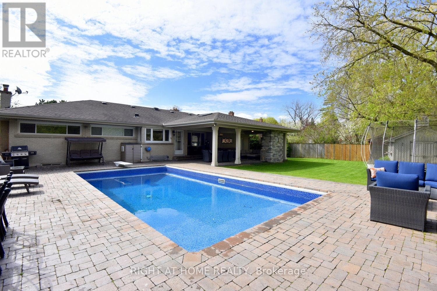 724 COURTLAND PLAZA, Toronto — photo 3