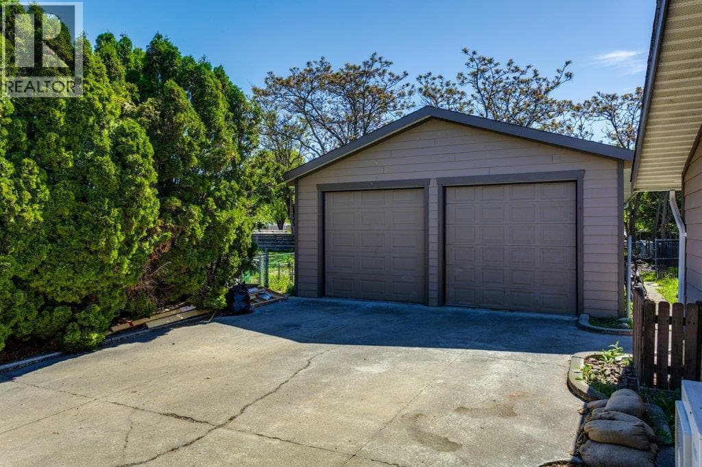 2559 BENVOULIN ROAD, Interior REALTORS® — photo 3