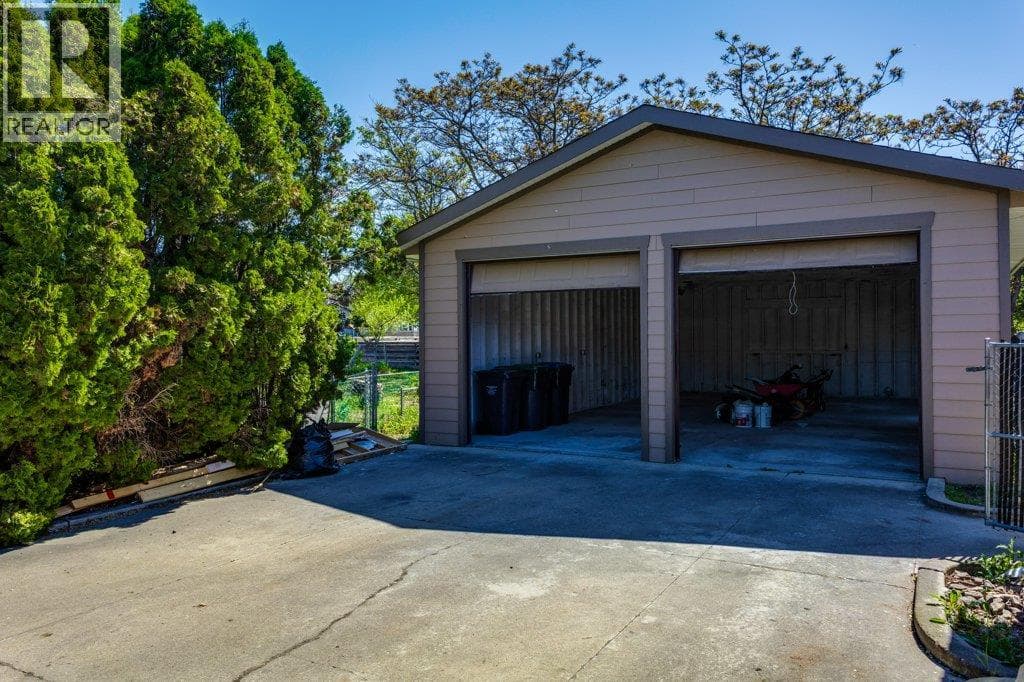 2559 BENVOULIN ROAD, Interior REALTORS® — photo 4