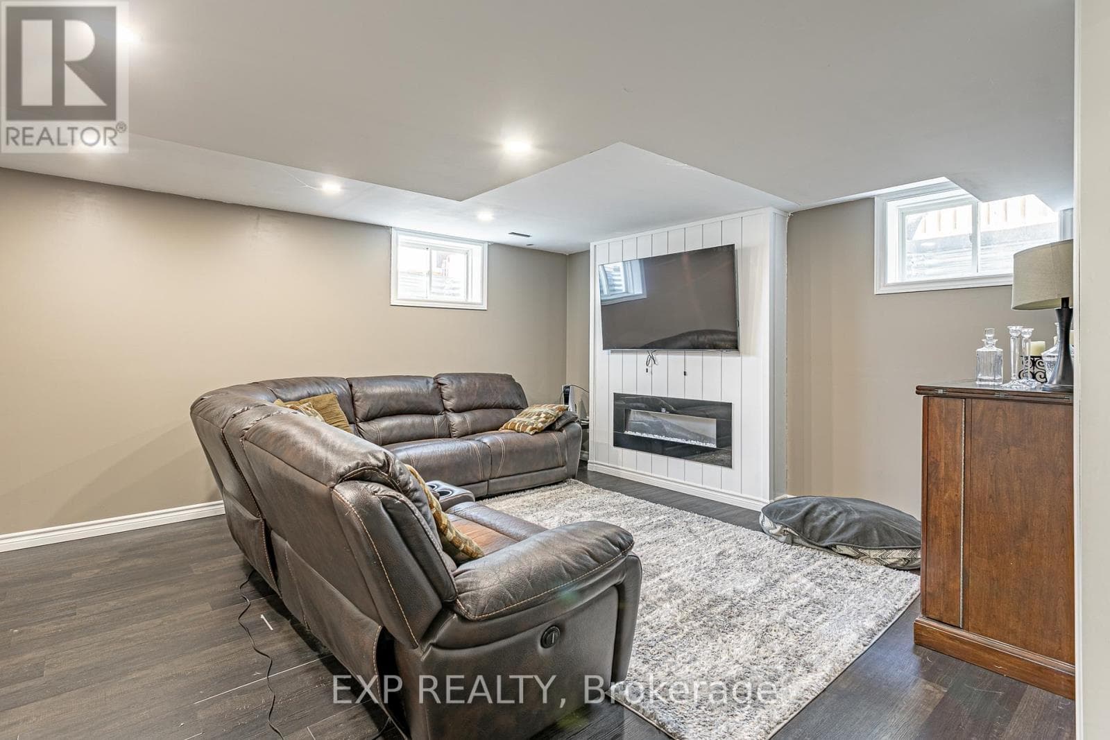 8 OLIVER CRESCENT, London and St. Thomas