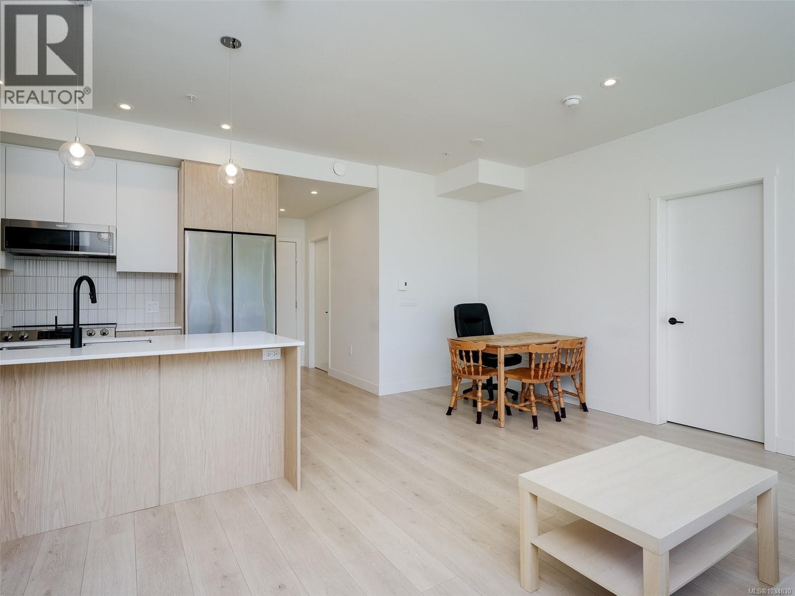 308 1301 Hillside Ave, Victoria — photo 2