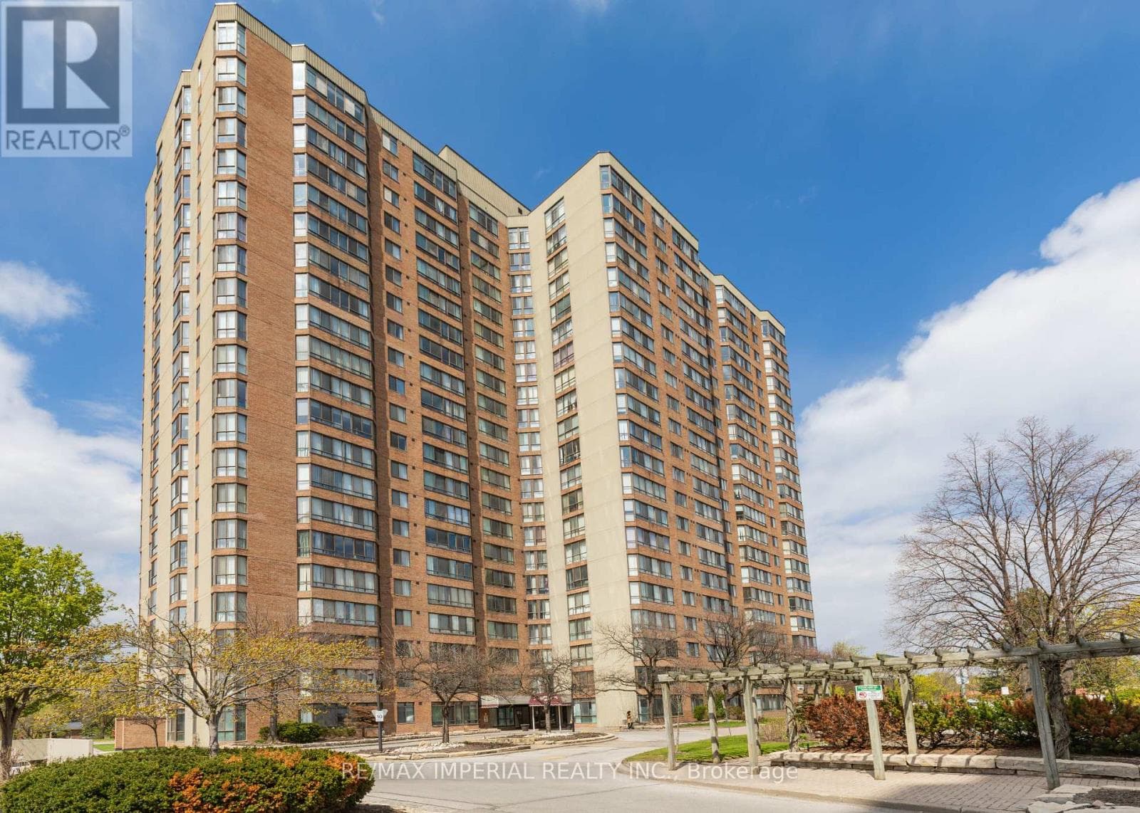 2136 - 25 BAMBURGH CIRCLE in Steeles