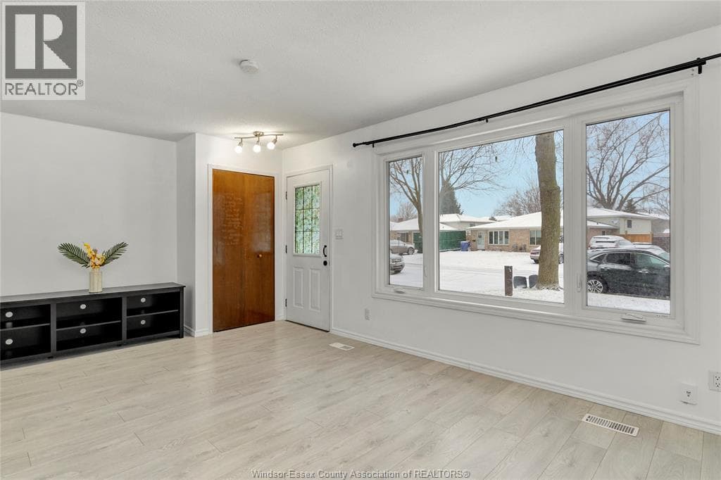 7 SATINWOOD, Windsor — photo 5