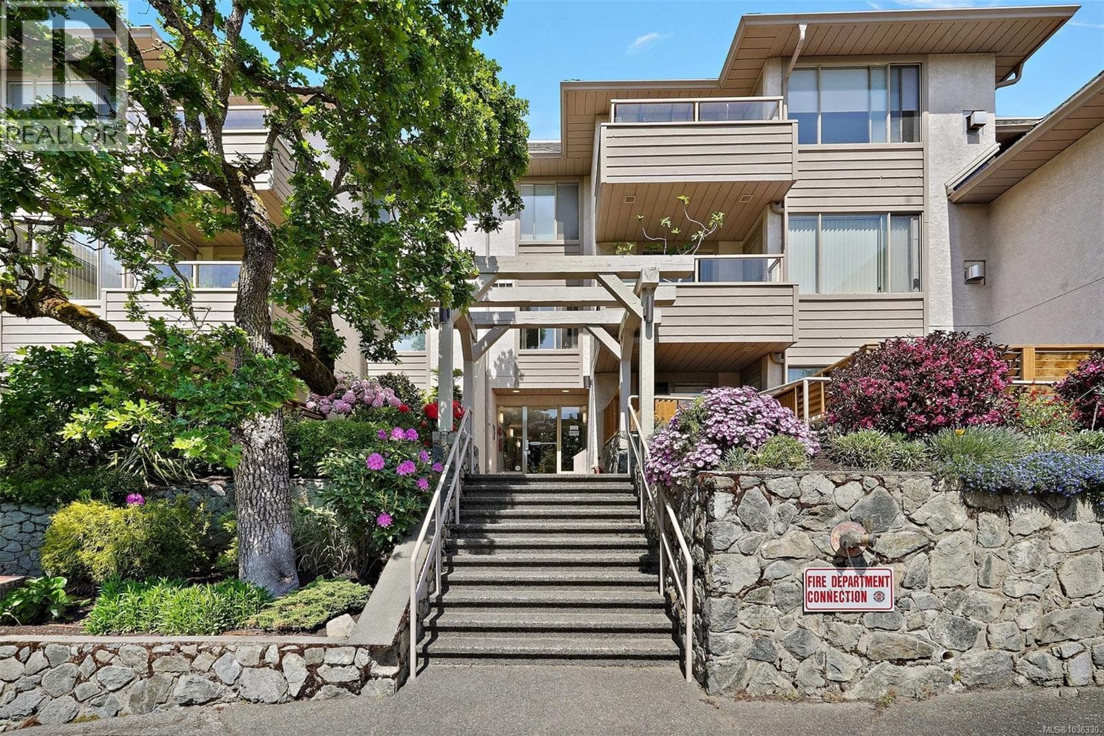 306 3400 Quadra St in 