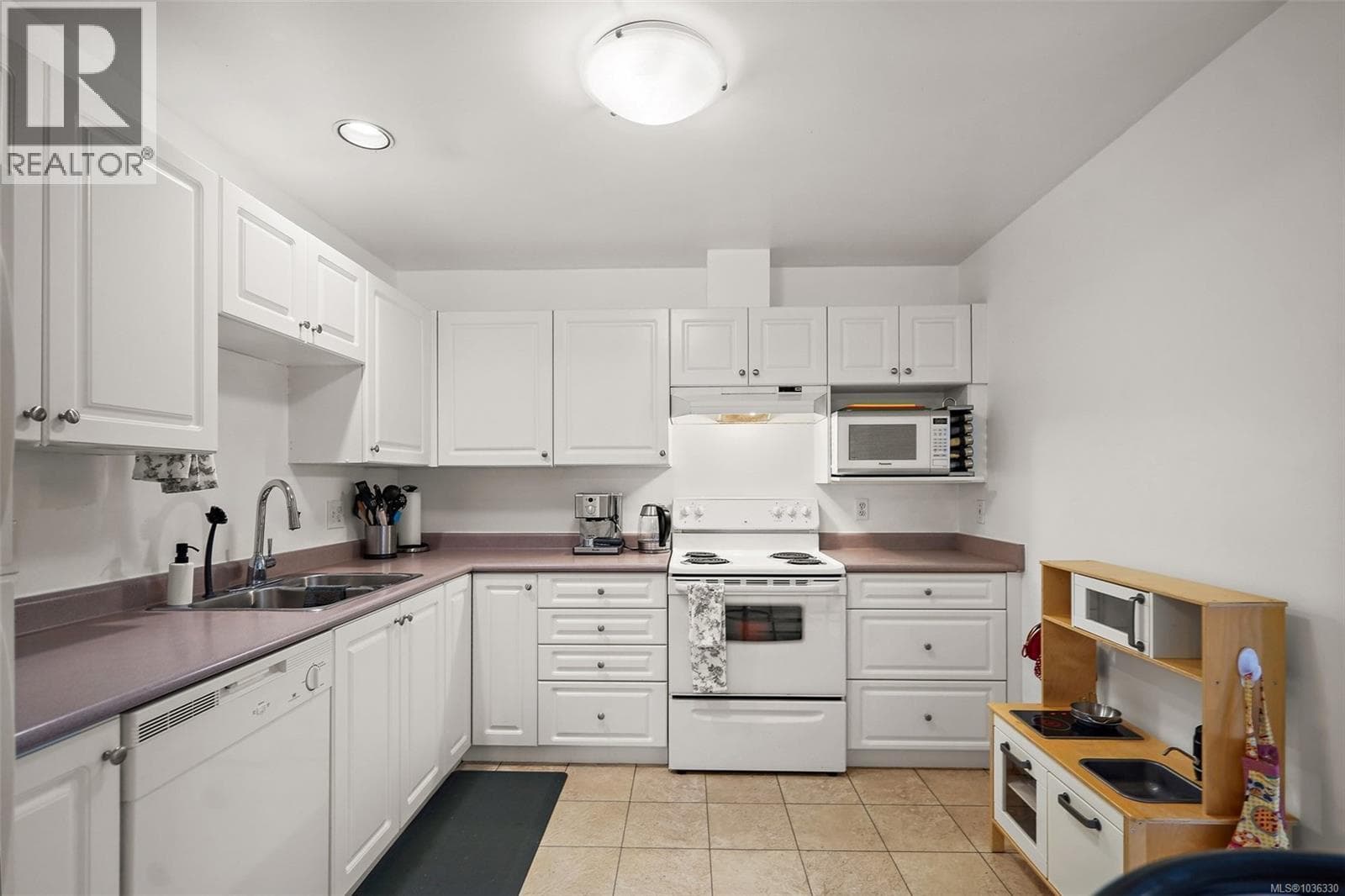 306 3400 Quadra St, Victoria — photo 3
