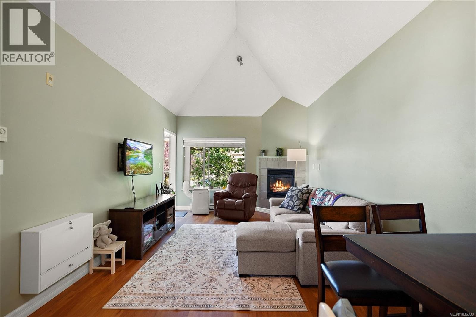 306 3400 Quadra St, Victoria — photo 4