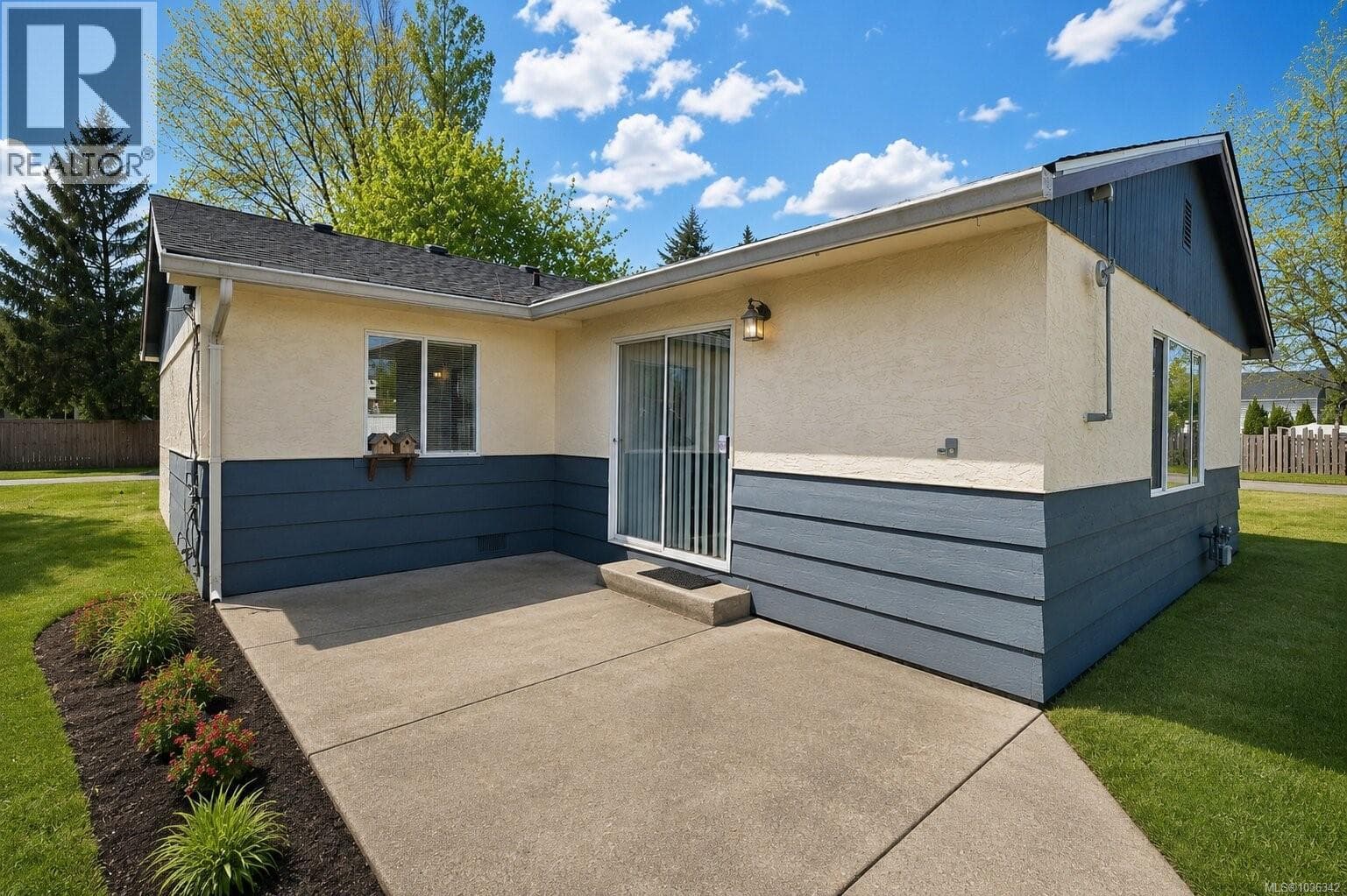 710 WINCHESTER AVENUE, Vancouver Island — photo 2