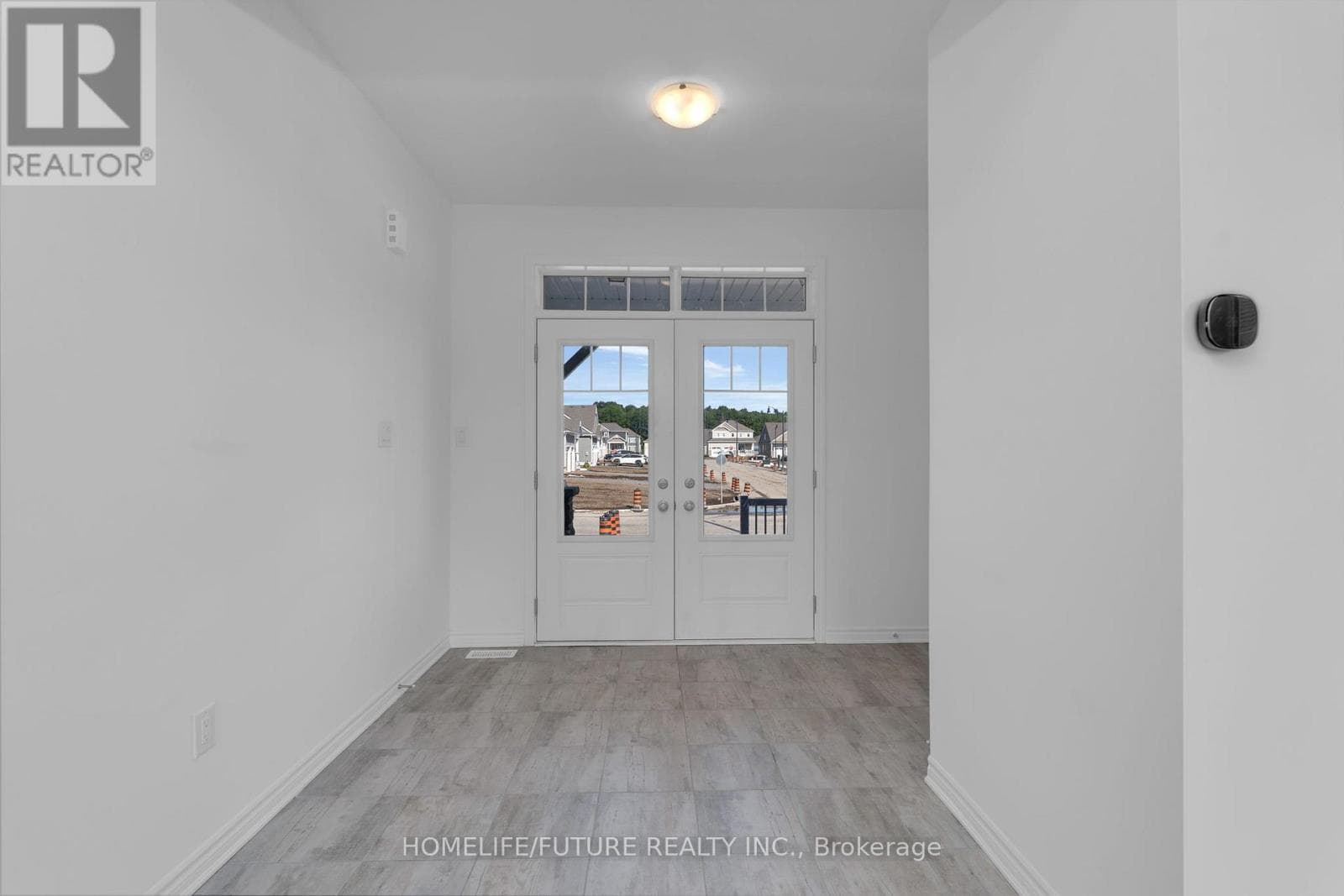 1 DYER CRESCENT, Toronto — photo 2