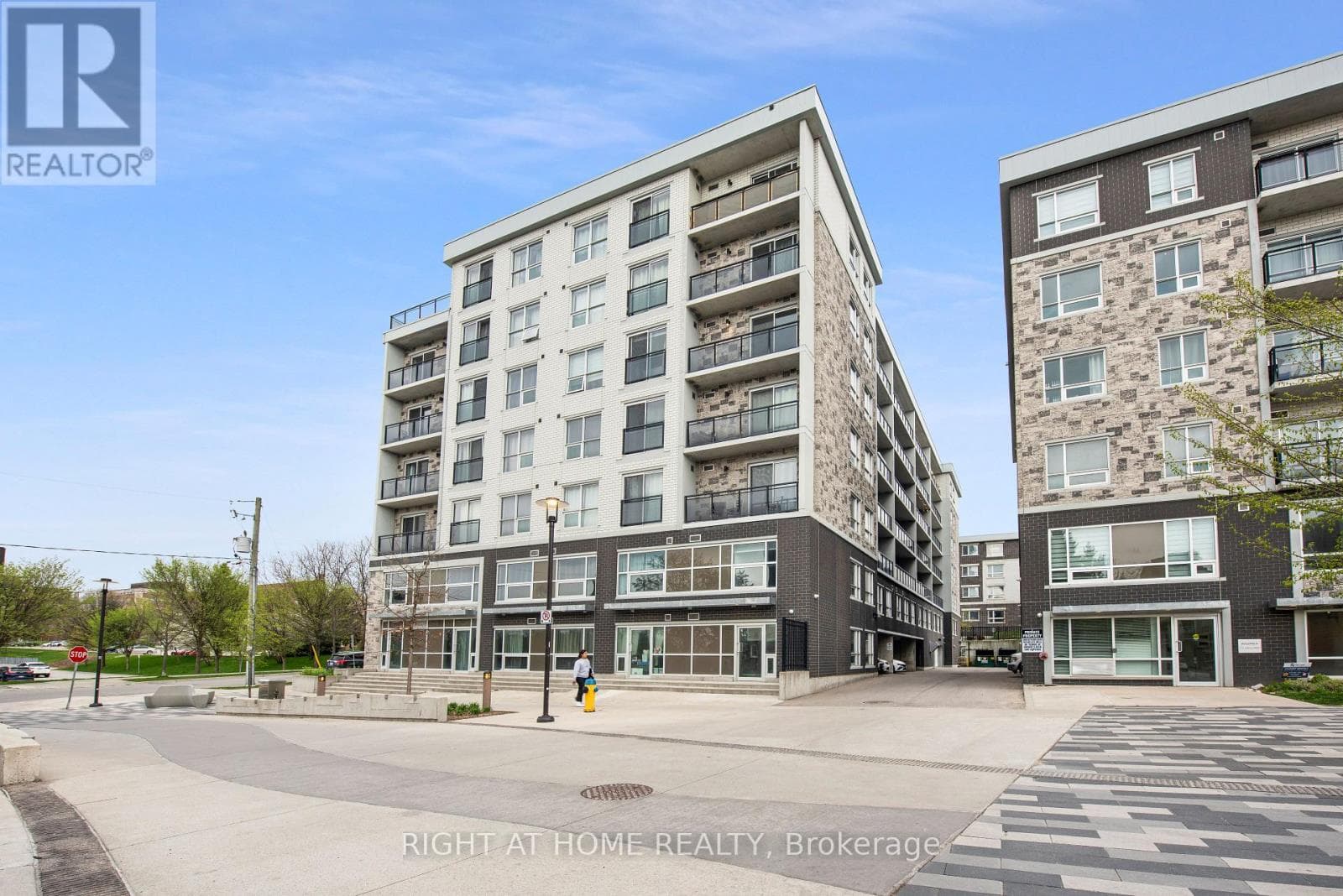 B415 - 275 LARCH STREET, Toronto — photo 2