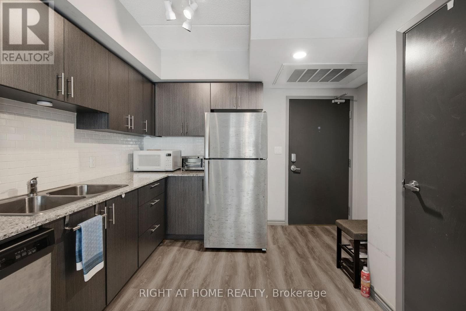 B415 - 275 LARCH STREET, Toronto — photo 5