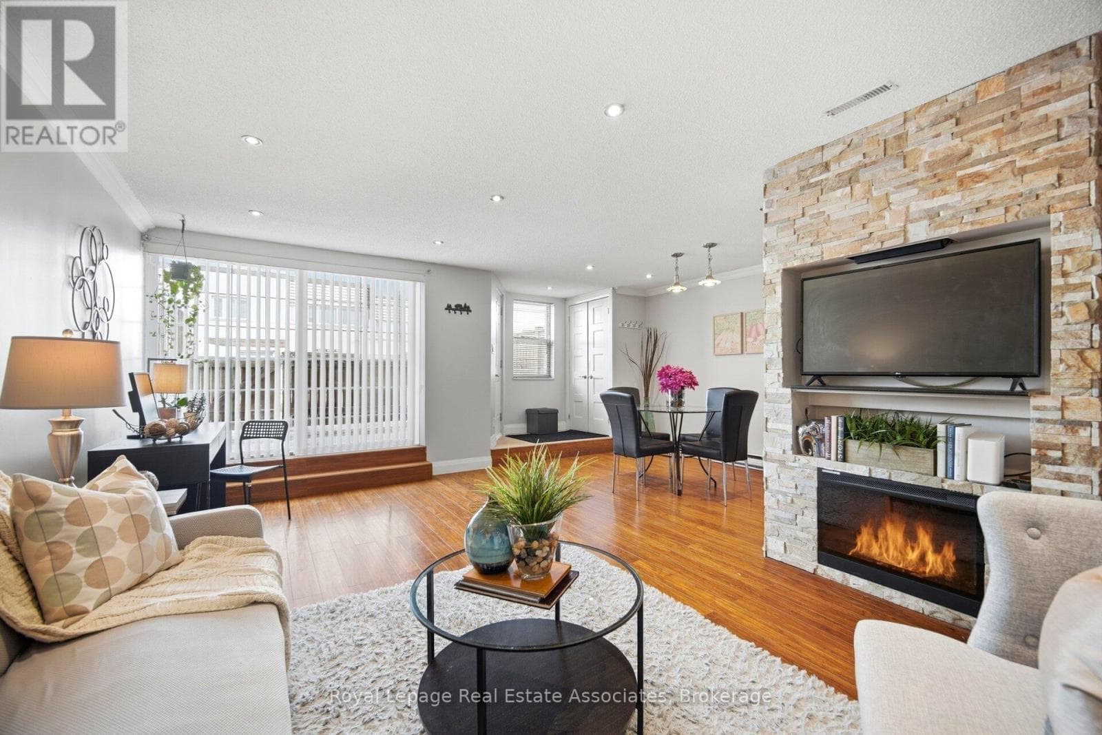 222 - 1055 DUNDAS STREET E in Applewood