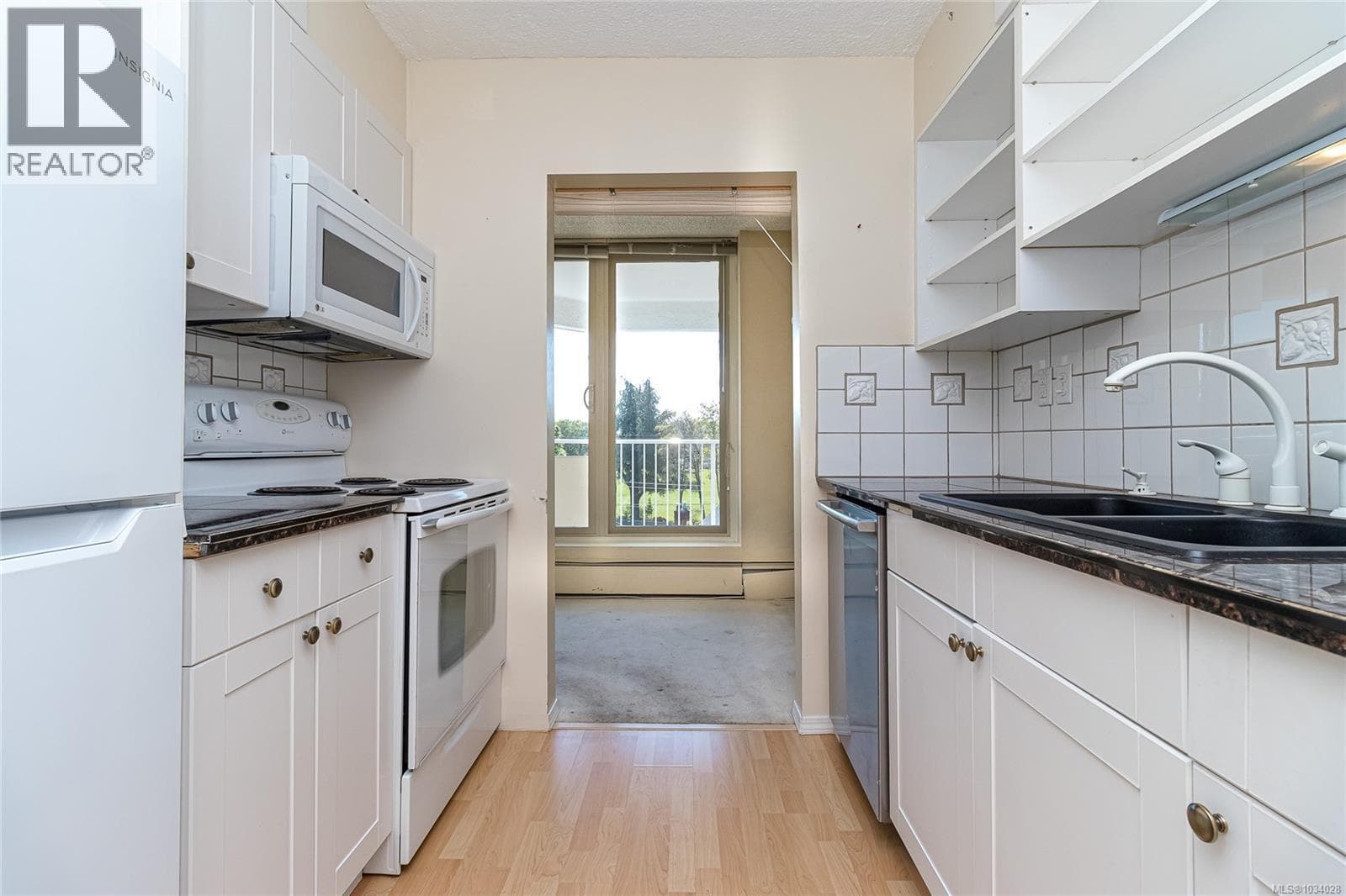 507 1148 Goodwin St, Victoria — photo 4