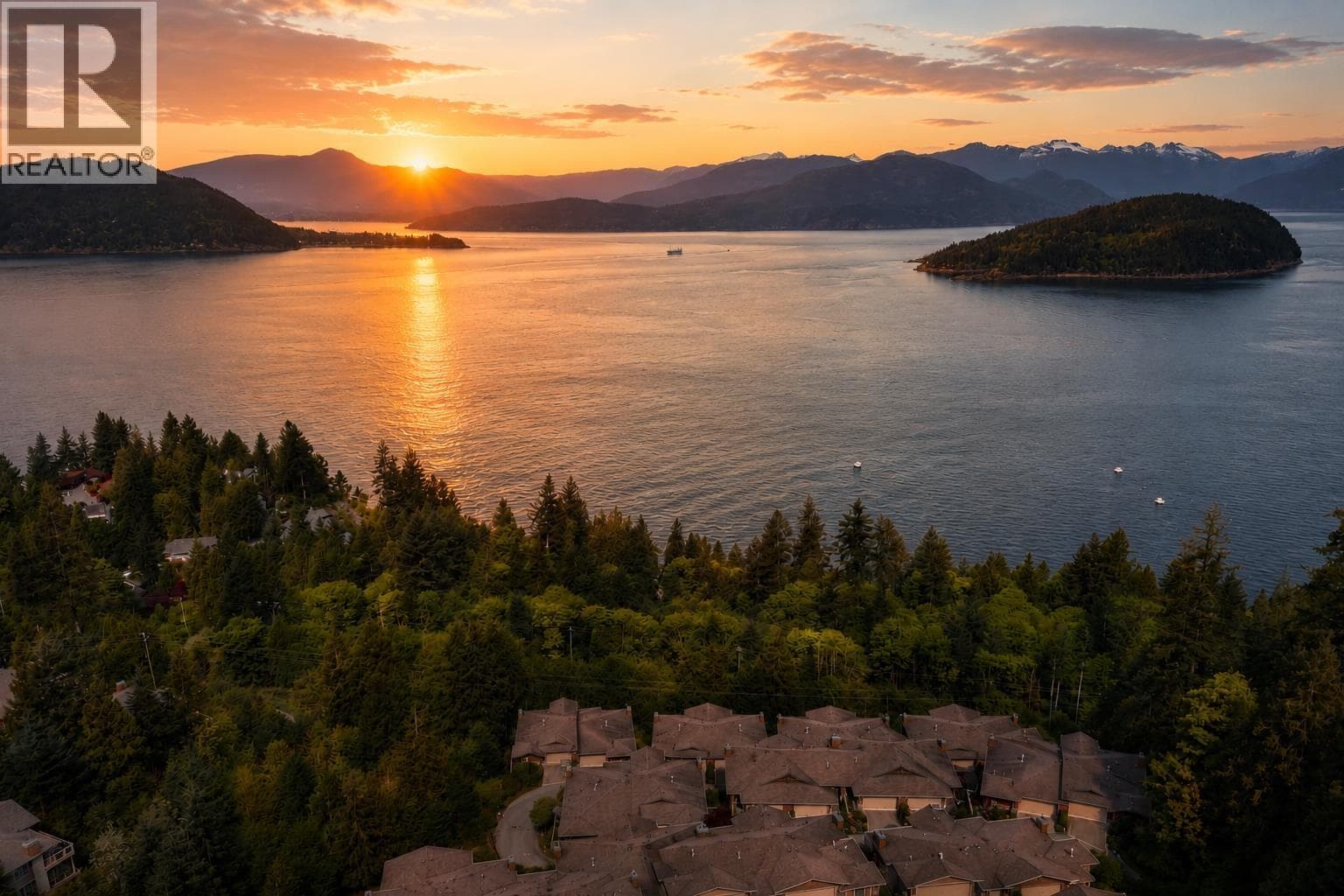 8725 SEASCAPE DRIVE in Lions Bay