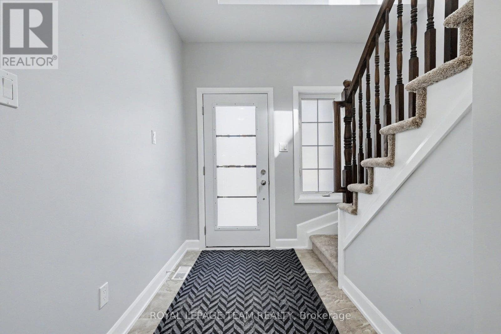 27 DUNDALK PRIVATE, Ottawa — photo 4