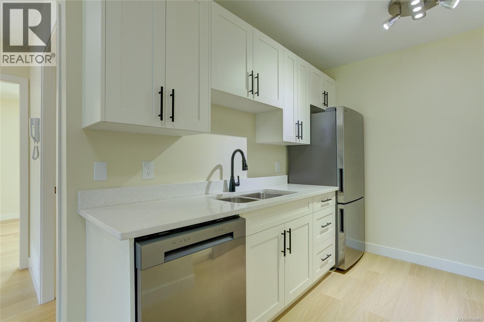 103 40 Stanley Rd, Vancouver Island — photo 4
