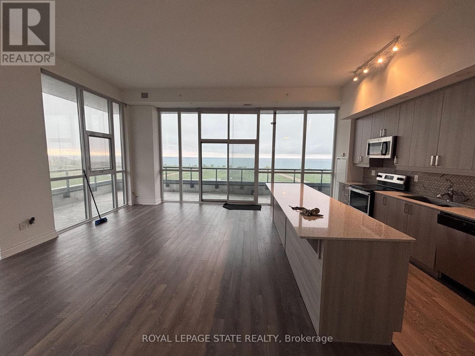 550 NORTH SERVICE Road Unit# 905, Toronto — photo 4