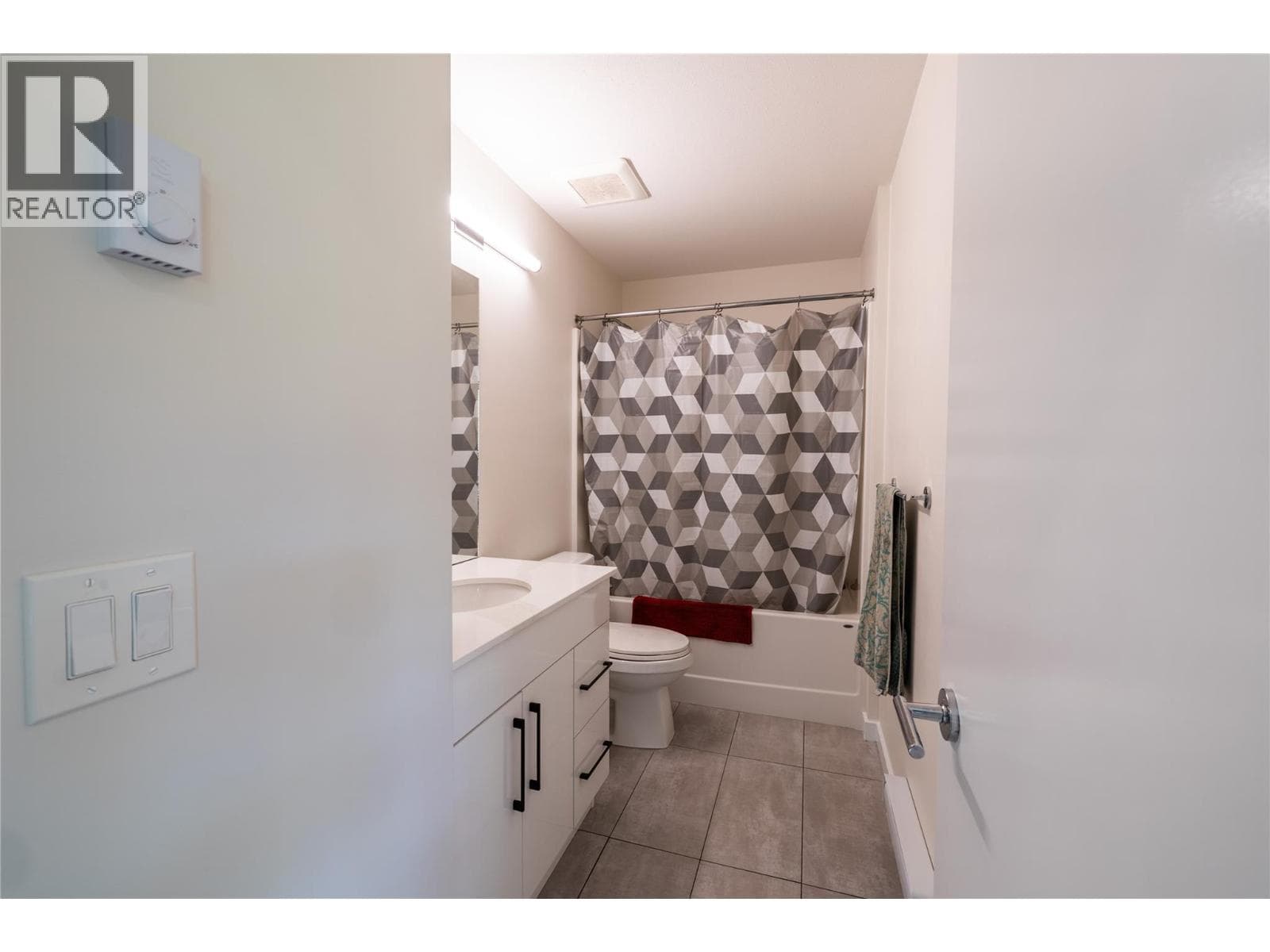 1880 HUGH ALLAN Drive Unit# 107, Interior REALTORS® — photo 5