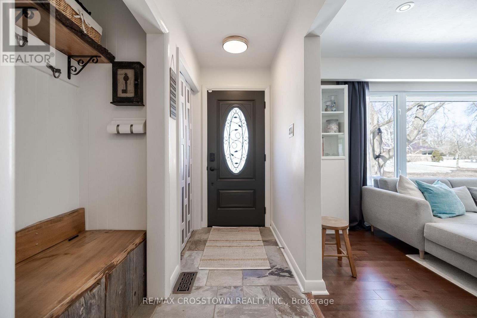11 CASTLE DRIVE, Toronto — photo 2