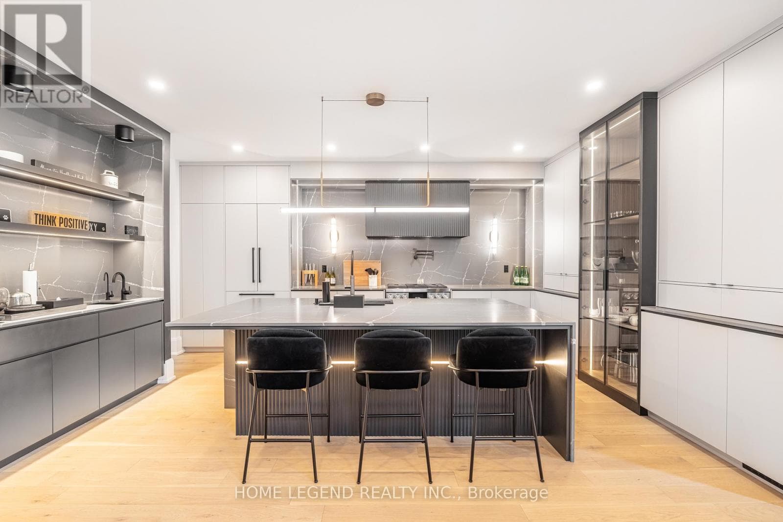 10 HEARTHWOOD GATE, Toronto — photo 2