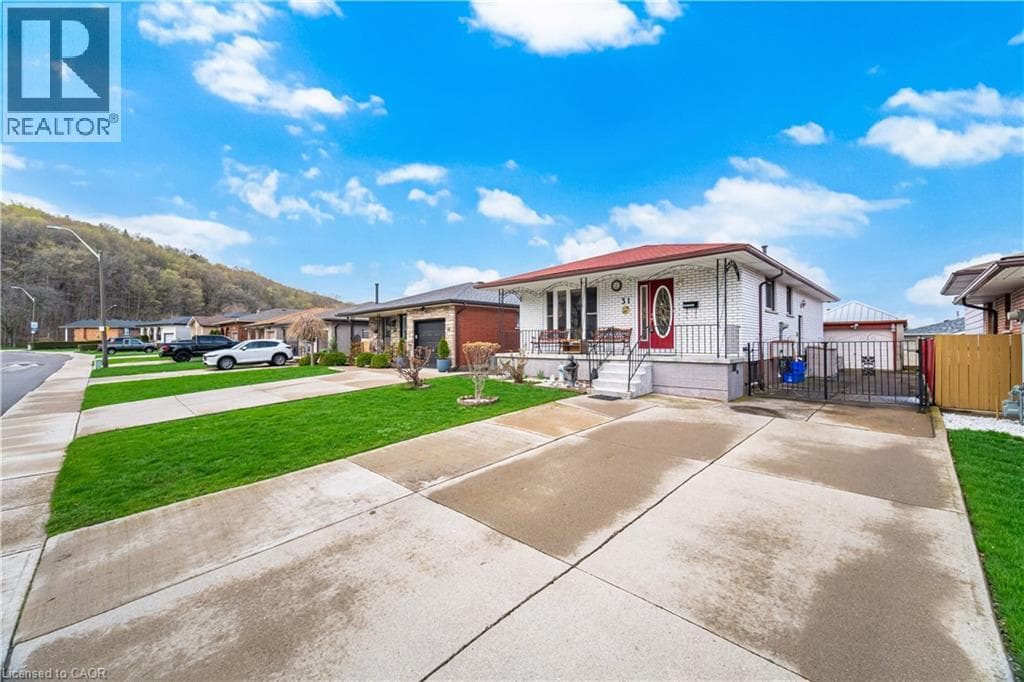 31 SUMMERCREST DRIVE in Gersholme