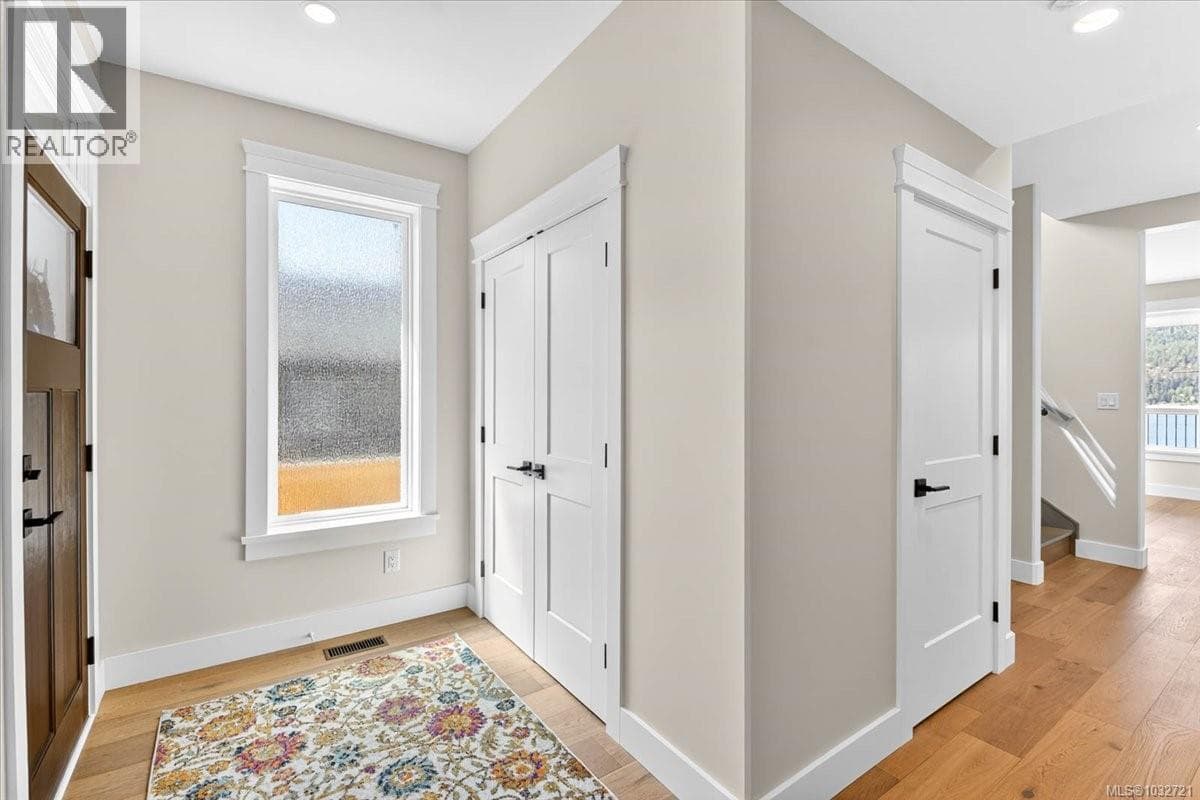 2978 Kingsway Ave, Vancouver Island — photo 3