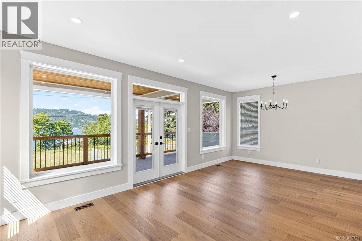 2978 Kingsway Ave, Vancouver Island — photo 5
