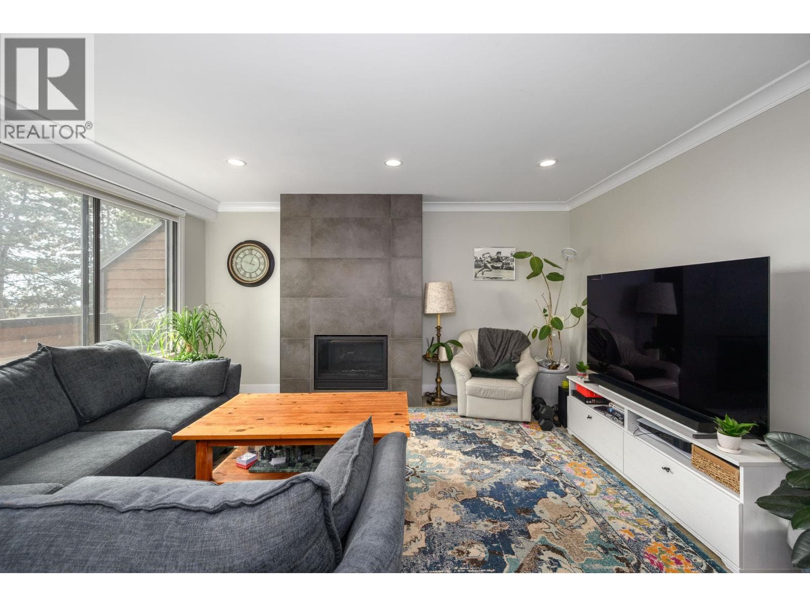 3201 LONSDALE AVENUE, Greater Vancouver — photo 2