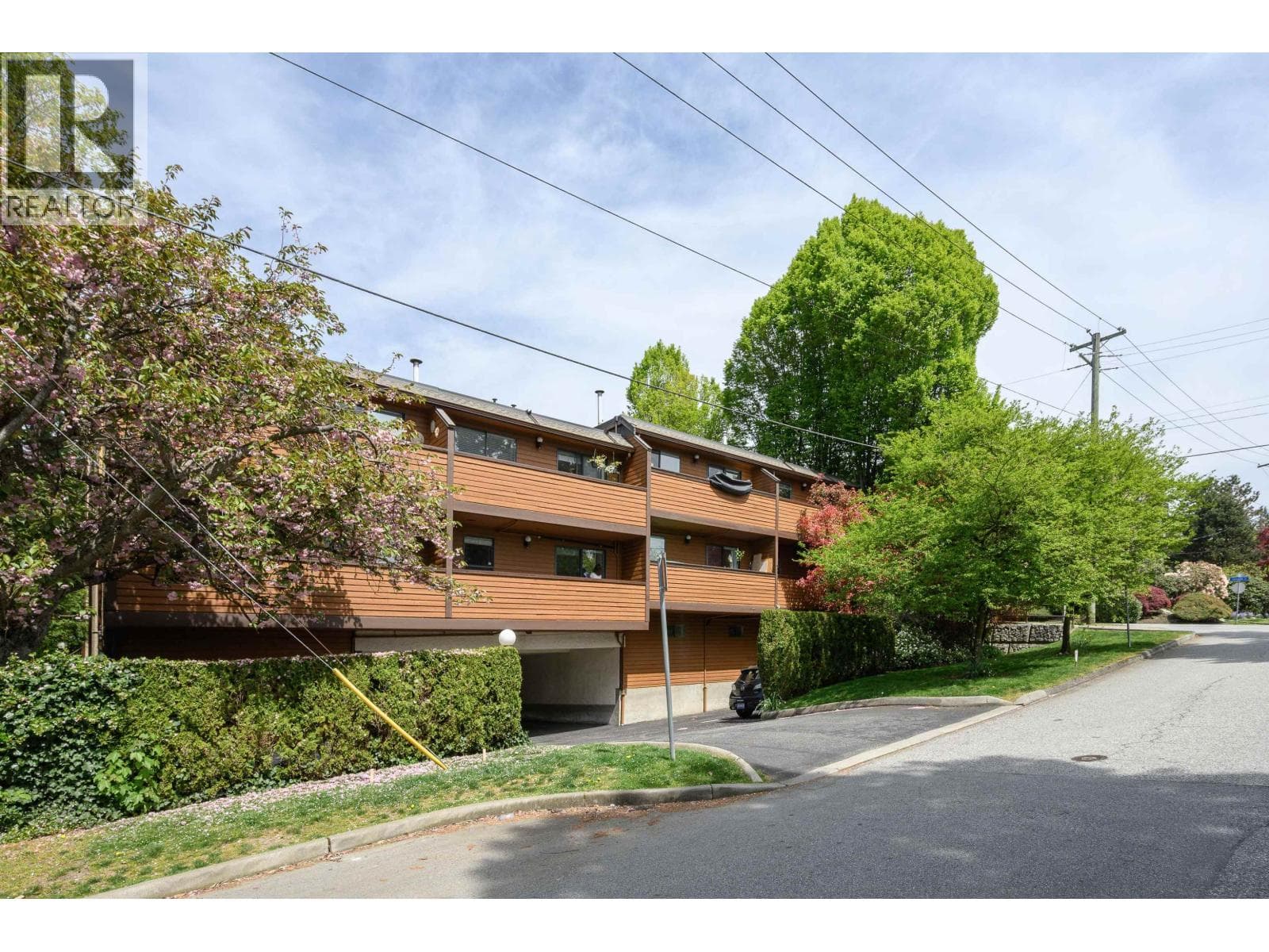 3201 LONSDALE AVENUE in North Lonsdale Delbrook