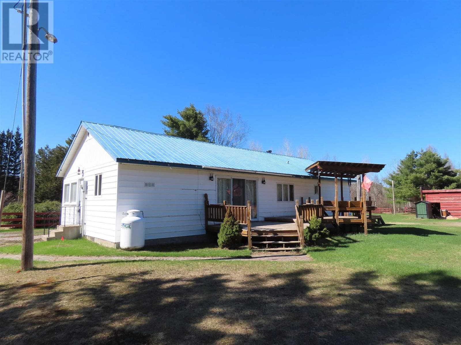 16 Ski Hill RD in Manvers